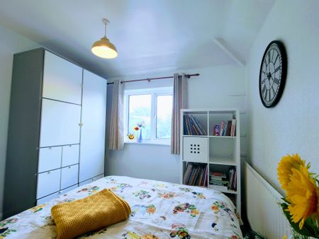 THREE bedroom property to LET in Sutton Coldfield - Photo 5