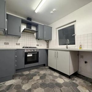 4 bedroom semi-detached house to rent - Photo 2