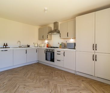 IMMACULATE 3-BEDROOM SEMI-DETACHED HOME - Photo 2