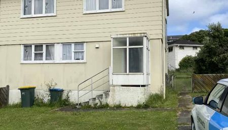 Spacious Family Home in Prime Location! - Photo 2