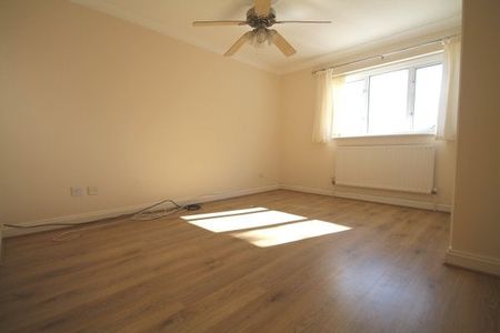 The Street, Holywell Row - Photo 3