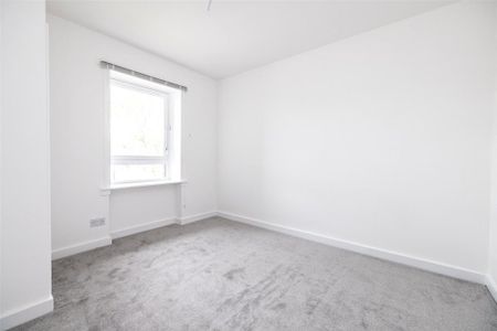 3 bedroom flat to rent - Photo 5