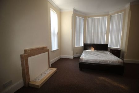 References Pending - 6 bed Semi-Detached House - Photo 5