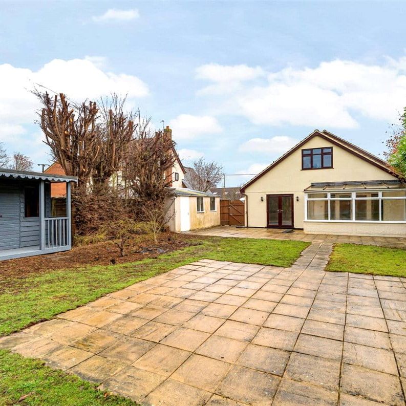 A 5 bedroom chalet style house built around 1930 and located within the Essex area. - Photo 1