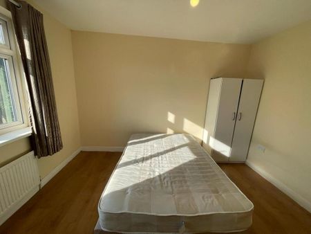1 bedroom in a house share to rent - Photo 2