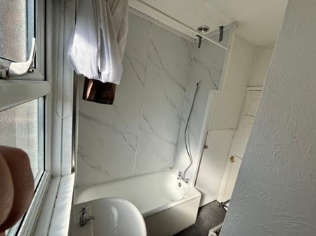 2 bed Terraced - To Let - Photo 5