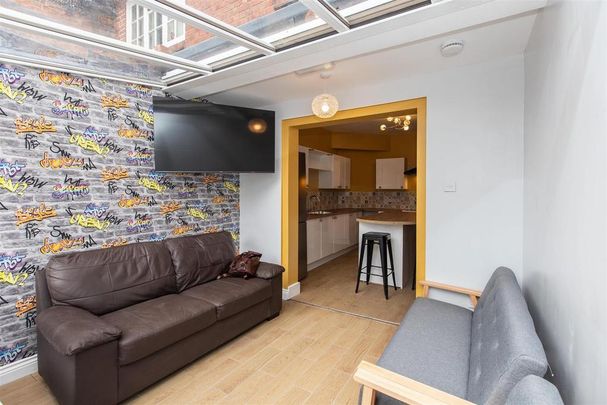 8 bedroom house to rent - Photo 1