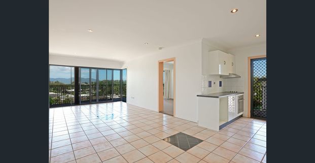 Ocean-view apartment with unbeatable lifestyle appeal - Photo 1