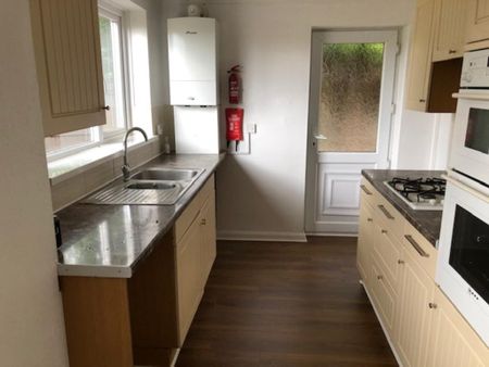 3 bedroom semi-detached house to rent - Photo 2