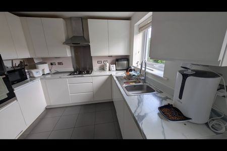 Room in a Shared House, Carbis Avenue, M11 - Photo 5