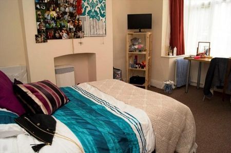 A large 4 bedroom house in the Ecclesall area near to SHU - Photo 4