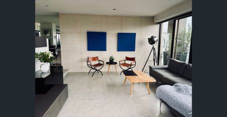 Warehouse Apartment with Panoramic City Views - Photo 2