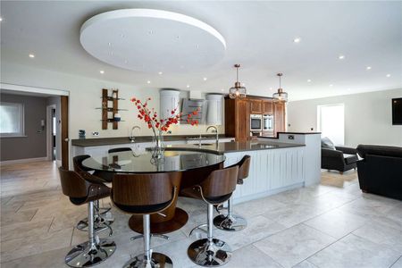 Exquisite "turn key" luxury property with cinema, gym and sauna in exclusive Hale location - Photo 5