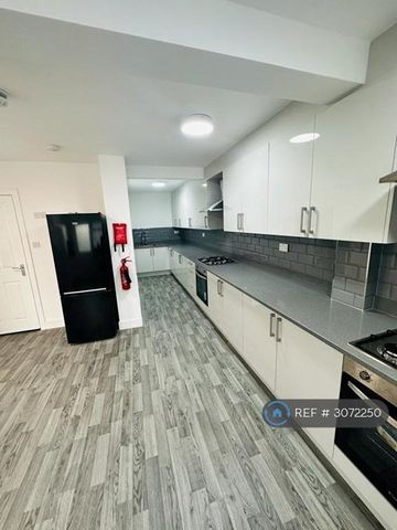 1 bedroom in a house share to rent - Photo 3