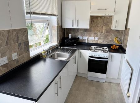 4 bedroom semi-detached house to rent - Photo 4