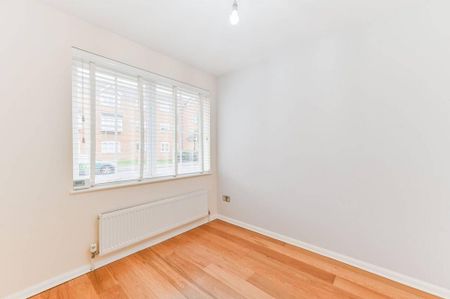 4 bedroom end of terrace house to rent - Photo 4