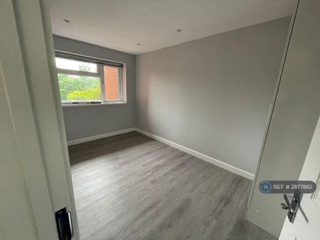 4 bedroom semi-detached house to rent - Photo 2
