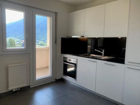 Appartement de 2 pièces partiellement rénové situé au 11ème étage avec un grand balcon. - Photo 4
