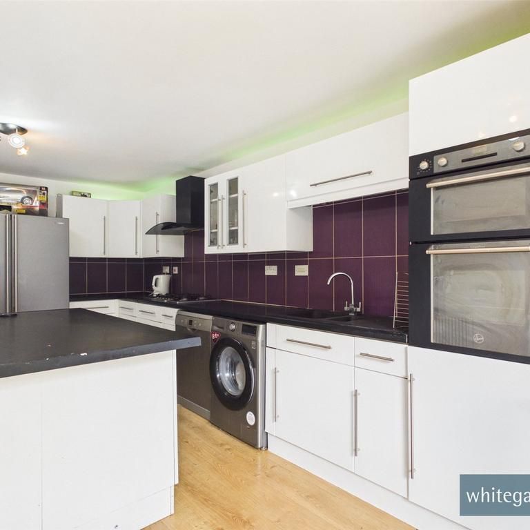 4 bedroom detached house to rent - Photo 1
