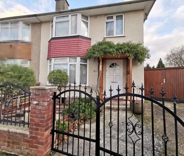 3 Bed Semi-Detached House, Brenley Gardens, SE9 - Photo 2