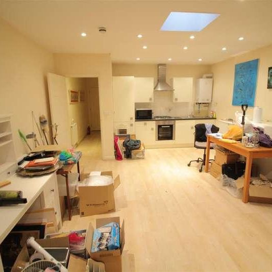 Finchley Road, London, NW11 - Photo 1