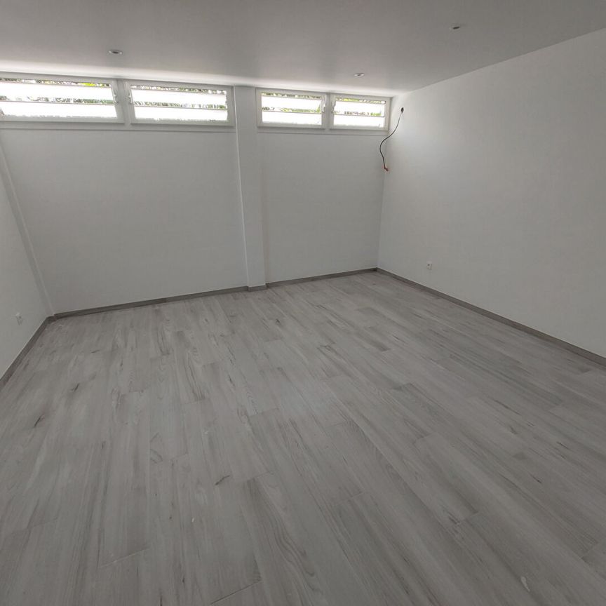 Location local d'activité 3 pièces, 85.00m², Schœlcher - Photo 1