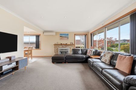 Immaculately presented 3 bedroom family home in a great location - Photo 2