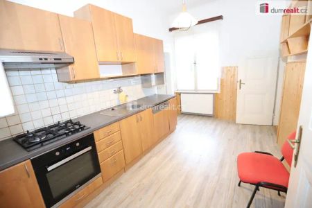 Prostorný slunný byt 4+1 ve třetím patře secesní cihlové budovy v centru Karlových Varů - Фото 3