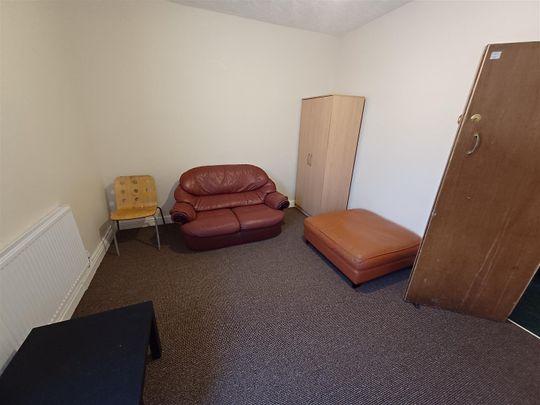 Queen Street, Pontypridd - Photo 1