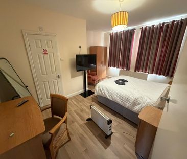 Room in a Shared House, Old Bedford Road, LU2 - Photo 1
