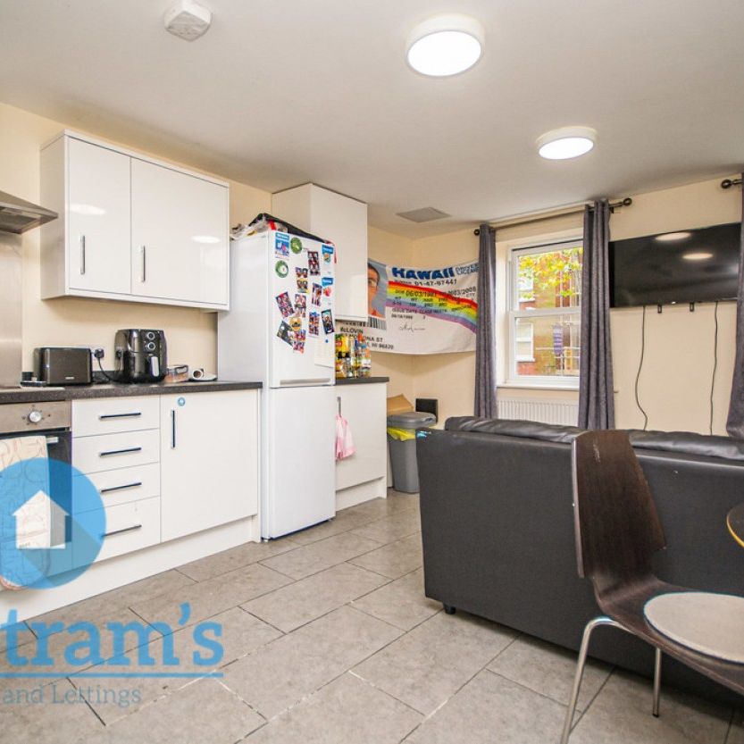 4 bed Apartment for Rent - Photo 1