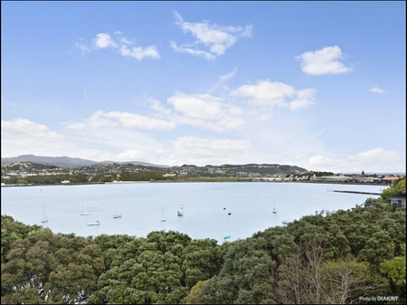 Sea views, flat lawn, close to shops & beach - Photo 2