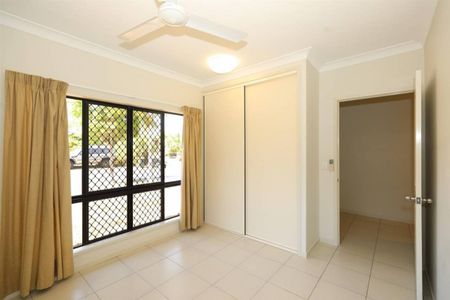 Fully Tiled and Air Conditioned Family Home - Huge Patio - Excellent Value - Photo 5