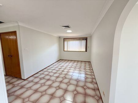 SPACIOUS FAMILY HOME IN A PRIME LOCATION! - Photo 2