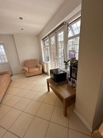 1 bedroom in a house share to rent - Photo 2