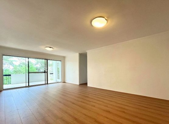 Light & Spacious Apartment in Convenient Location ** Available Now ** - Photo 1