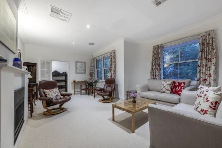 Charming Cottage Nestled Amid Tall Trees and Picturesque Gardens - Photo 5