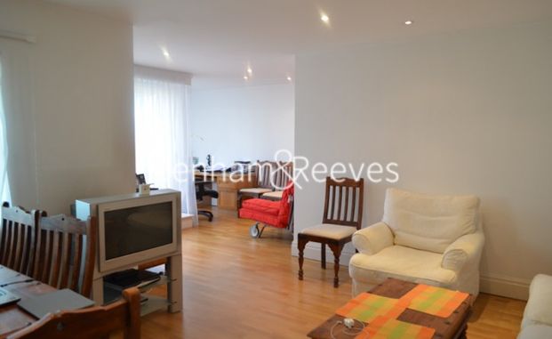 2 Bedroom flat to rent in Beckford Close, Kensington, W14 - Photo 1