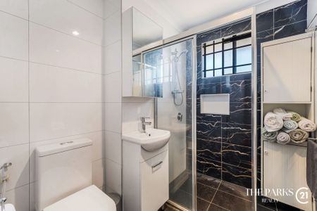 Beautiful Two Bedroom Town House - Photo 4