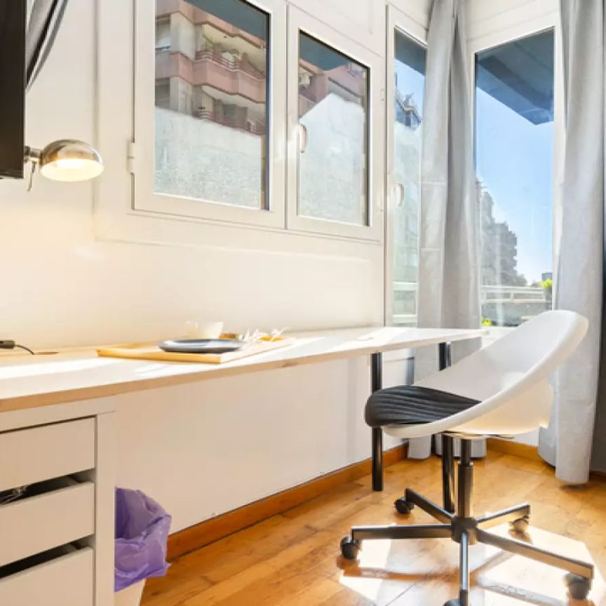 Room in a shared 5-bedroom apartment for rent in el Putget i Farró, perfect for professionals and students - Photo 1