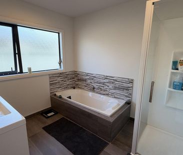 Sunny, Stylish and Spacious! - Photo 4