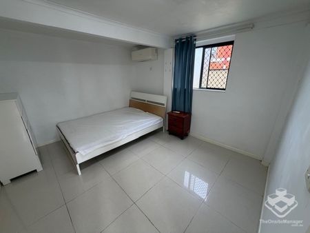 one bedroom is available with share bathroom and ktichen , all bills included - Photo 4