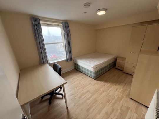 5 Bed Flat, Nicolson Square, EH8 - Photo 1