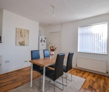 3 bedroom flat to rent - Photo 2