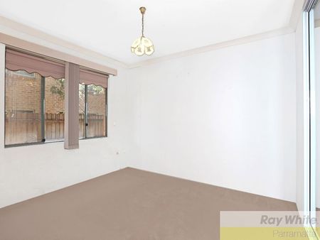 LARGE 2 BEDROOM CLOSE TO CBD - Photo 2