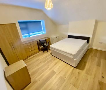 3 bedroom flat to rent - Photo 2