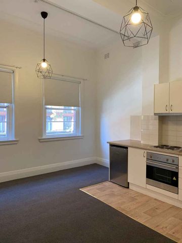 Light & Bright Studio With High Ceilings - Photo 2