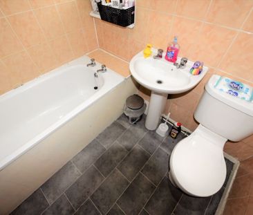 8 bedroom House in & Burley Lodge Road, Leeds - Photo 5