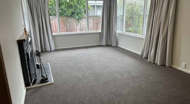 ** LARGE AND SPACIOUS FAMILY HOME ** - Photo 1