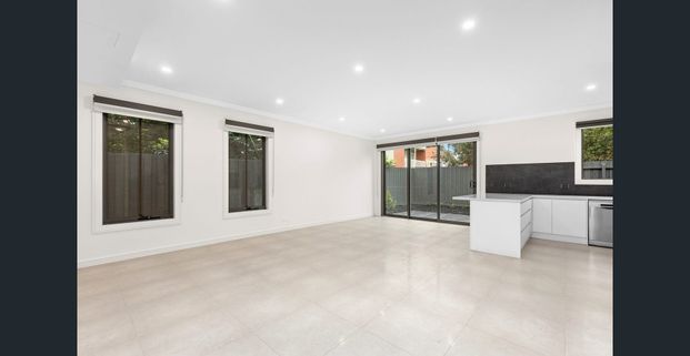 Large Modern Townhome - Photo 1